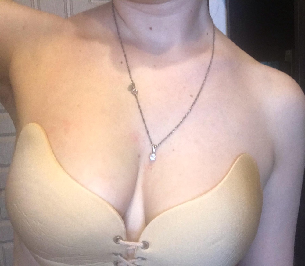 Цена 470 рублей. В размер. Клеится хорошо, у меня грудь маленькая, вроде все держит. Специально заходила в магазин, там такой 1350!!!