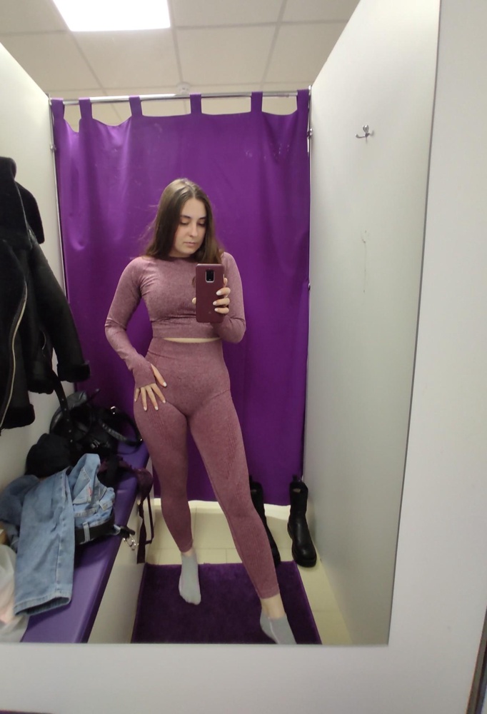 Костюм понравился😍! Ожидала, что будет хуже... Ткань не просвечивает, плотная, тянется, никаких дефектов не обнаружено (по типу стрелки на попе, грязь), по размеру как раз, единственное, что топ слегка жмёт в подмышках, но это в силу моего плотненького телосложения🤭. Цвет тоже хороший. 
Интересно только как будет после стирки...
Доставка быстрая!