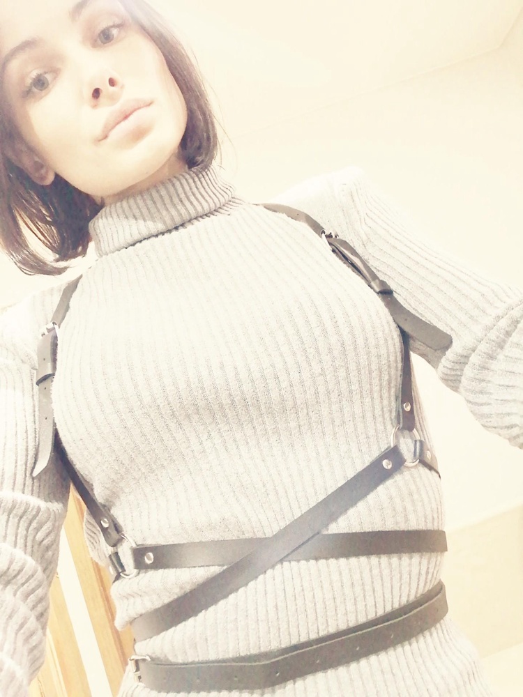 Отличная портупея, подошло к платью, я думаю, можно к чему угодно. Так же можно покрутить её, не только как на фото производителя надевать.