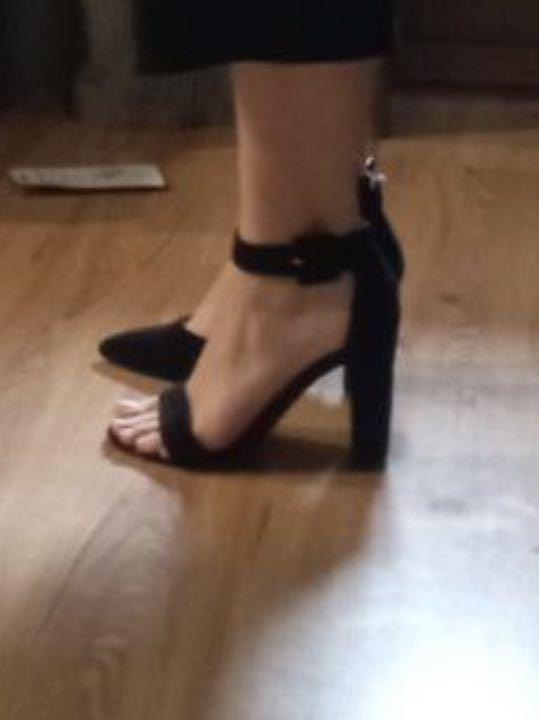 качество хорошее, но размер не подошёл. каблук относительно низкий, если нога размера 39-40- нога кажется ещё больше.приложила фото в сравнение