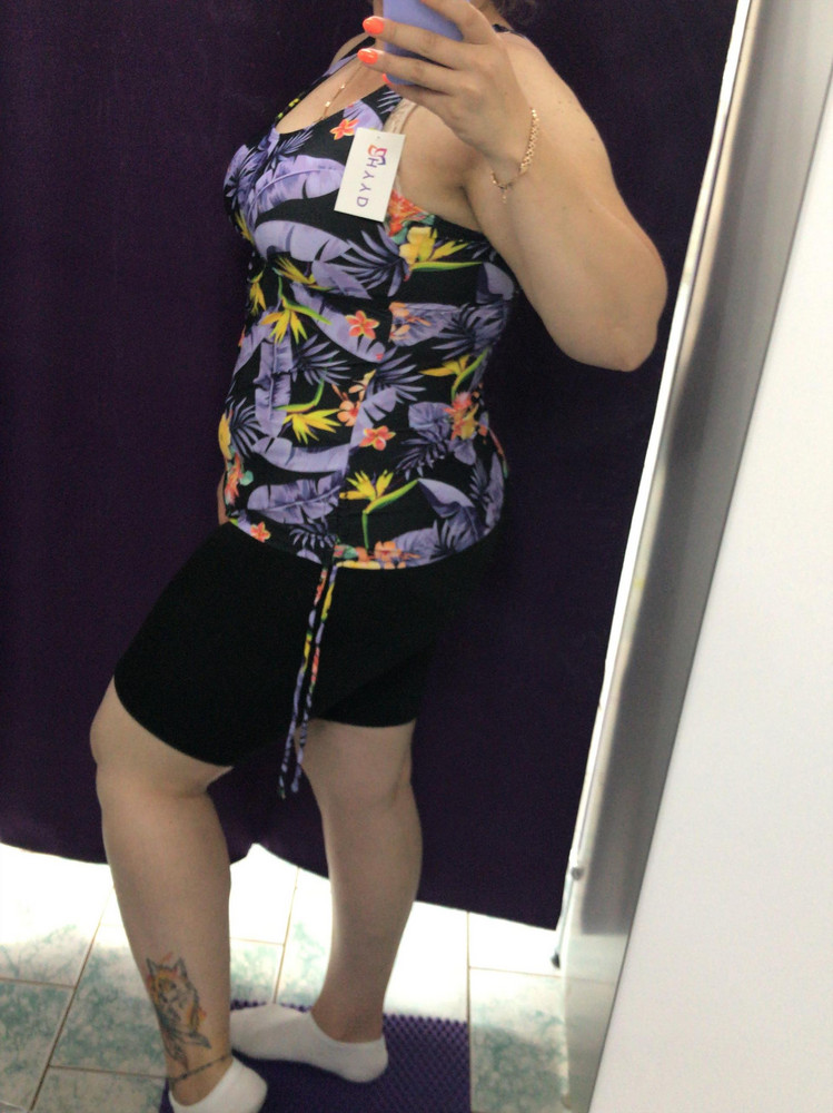 Танкини очень качественный, ткань приятная, нитки не торчат, швы ровные. Подошёл на 52 размер чуть чуть впритык. Грудь держит отлично. На фото шорты не от этого купальника.