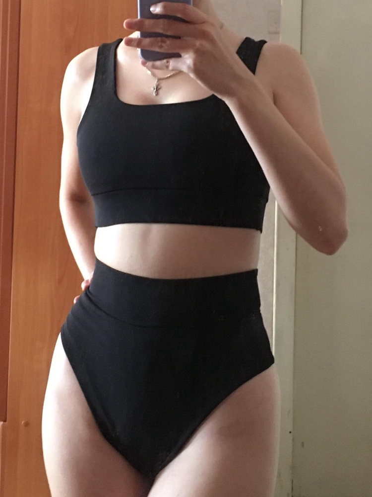 Топ классный,сел отлично,но когда надеваешь,ощущение как будто маломерит.Немного сплющивает грудь.