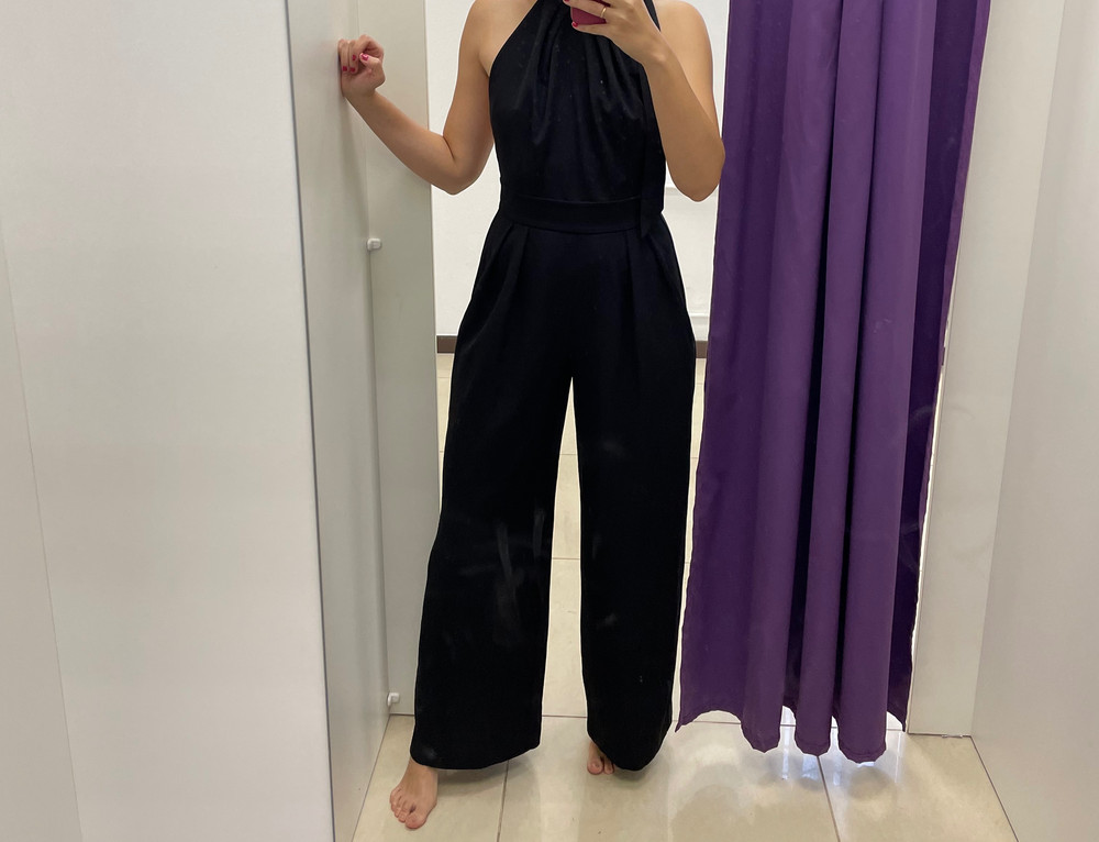 Очень хорошее качество! Хотя я за такую цену его не ждала))) На размер м 88/70/99 сел идеально 

Очень аккуратный! Нет никаких затяжек или сломанных молний😬

Взяла