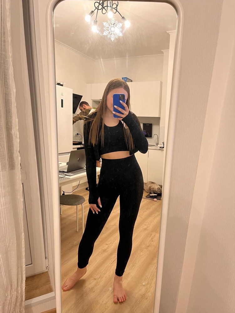 Девочки, это просто чудесный костюм!! Пишу отзыв спустя 5 тренировок. Смотрится он просто шикарно, удобные лосины, не просвечивают ни разу. Чуть чуть мне давит майка, но это не особо мешает, ещё в ней был огромный пушап, я его не люблю, поэтому сняла. Кофта вообще моя любовь, в ней конечно тренироваться жарковато, но если тренировки не очень интенсивные, то будет ок. Стирку тоже выдержал хорошо. Советую от всего сердца, в зале чувствуешь себя богиней))