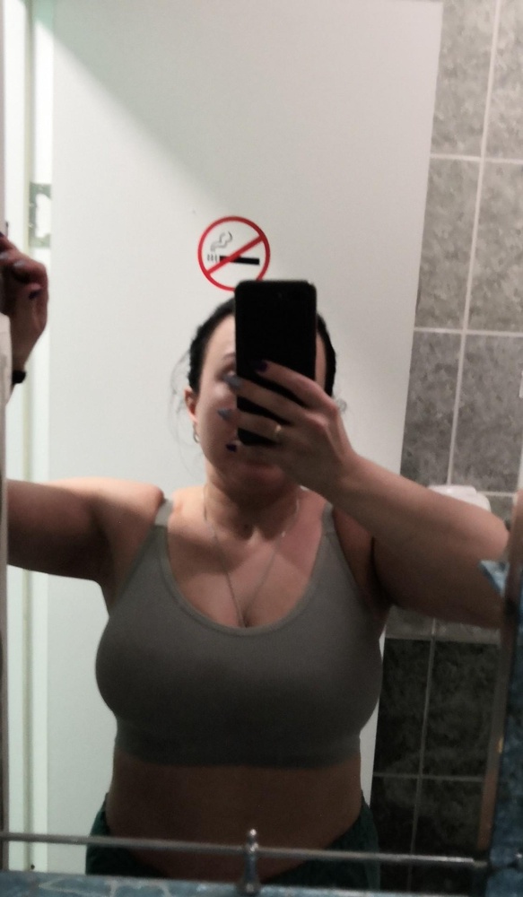 Топ классный, удобный. Я сняла бюстгальтер и хожу теперь в нем при условии, что грудь не маленькая(75 е).