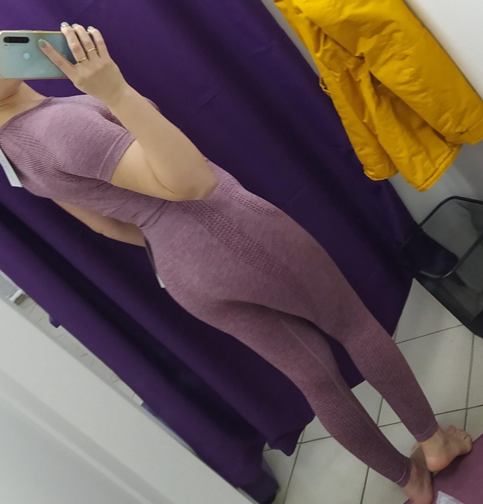 Очень крутой рашгард, сидит как вторая кожа. Чашек нет, но всё хорошо держит. Хорошая посадка, почти до талии. Цвет соответствует фото. Выкупила вместе с леггинсами этой же фирмы