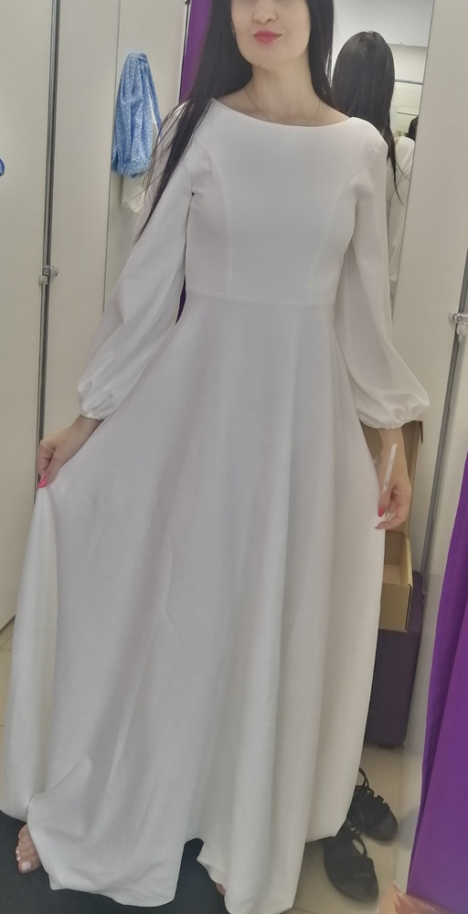 платье шикарное, очень красивое. возврат по причине выбора другого платья. но платье шикарное, на рост 180см длина отличная, длинное платье с подолом.