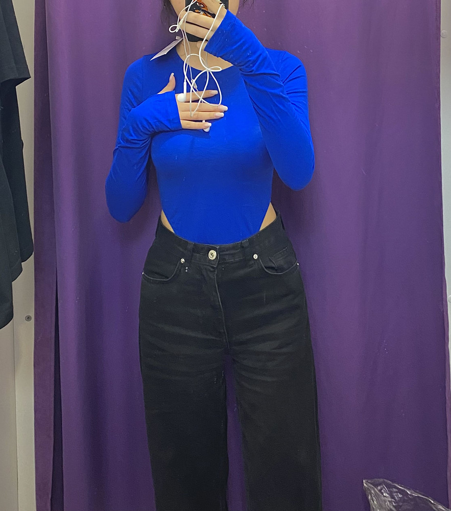 Боди отличного качества, нитки нигде не торчат, не просвечивает. На теле сидит красиво, у меня рост 165, параметры 87-61-89. Единственное замечание, боди пришло безумно мятым, кто-то скомкал и запихнул в пакет, также были белые разводы, видимо от дезодоранта. Мне кажется кто-то примерил, испачкал и вернул товар обратно, но я оценку за это снижать не буду, все отстиралось!))) Заказывайте смело!