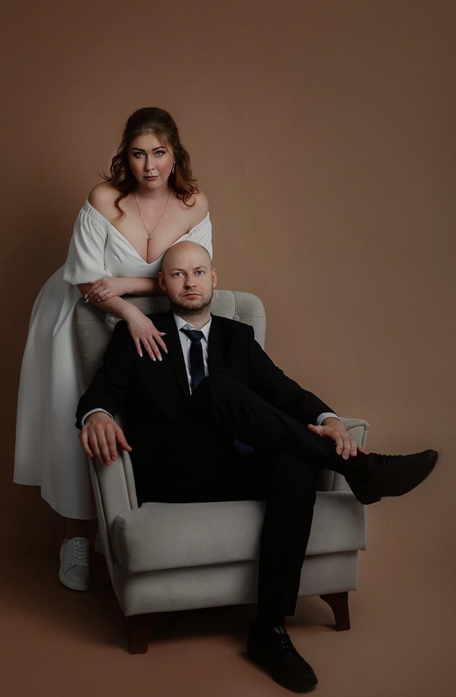 Ткань приятная, плотная. Нет подъюбника,видны все изъяны. Те чулки, нижнее белье, все очертания видно.. Не очень эстетично выглядит.
Пролила на свадьбе вино,обычной водой отстиралось на "ура"))
Покупала размер 50,ношу 48-50, ог-104,от-86.По моим параметрам платье село хорошо, нигде не жмёт - не давит.