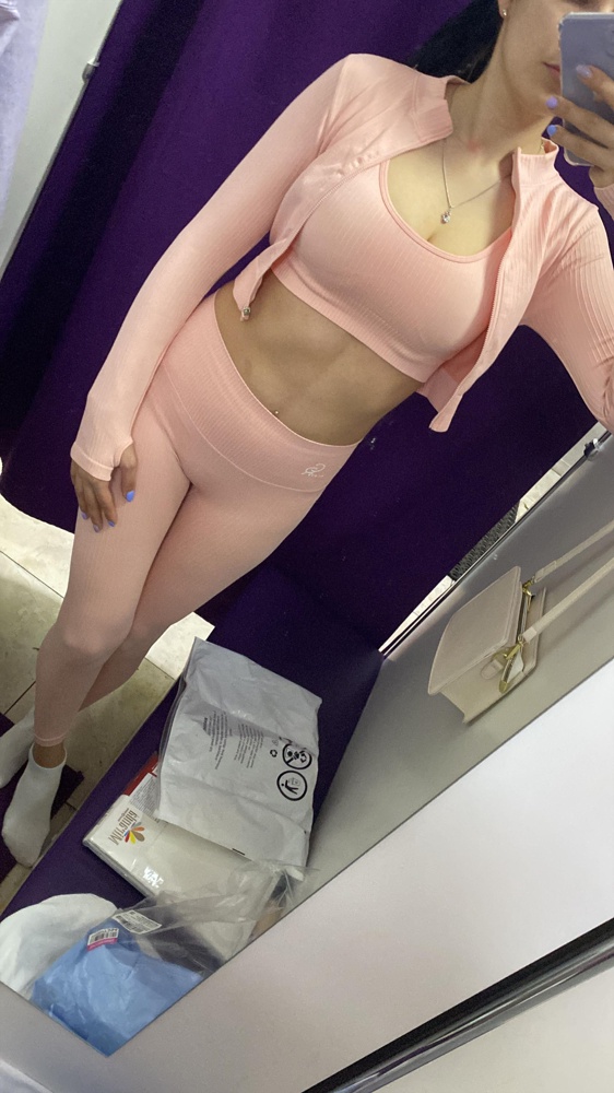 Отличный костюм утягивает ,но не давит ,ткань супер ,швы ровные ,цена качество огонь 🔥 размер М , огромный плюс что это тройка очень удобно ,ещё порадовал пакет в котором пришёл , прикольно что каждая вещь отдельно сложена аккуратно ☺️