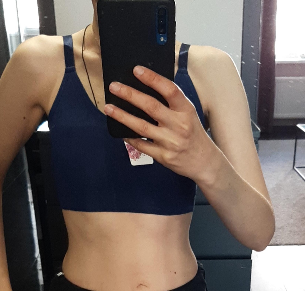 Очень удобный.Мягкий , нигде не давит.Грудь хорошо поддерживает. У меня xs--сидит идеально