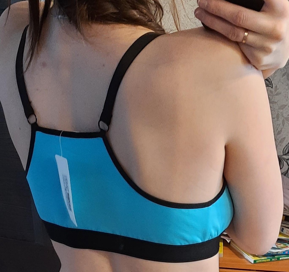 Эластичный.заказала в подарок.вроде размер в размер идёт.пошит нормально.цвет яркий.ну простой такой топ