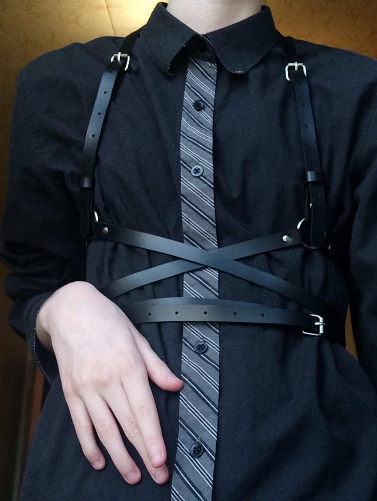 Прекрасная портупея из экокожи.)Везде есть ремешочки и штучки чтобы их закреплять.Упаковка была чуть надорвана, но это не страшно.