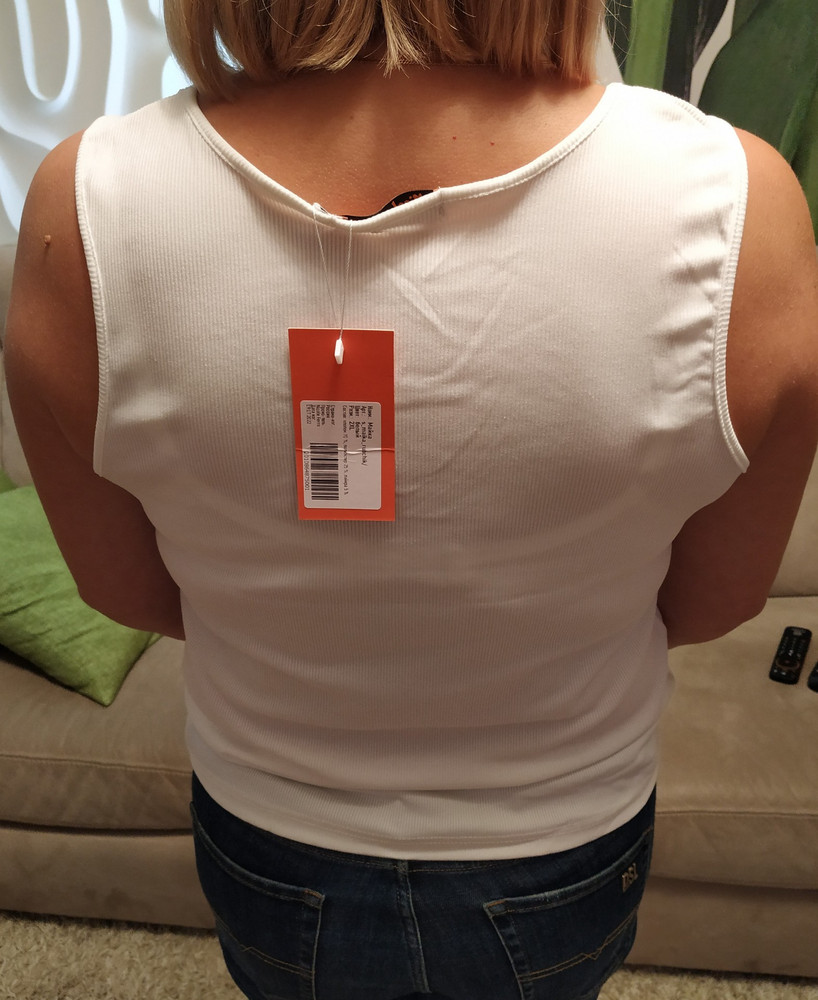 Глубина выреза горловины меньше,чем на фото. Правая пройма рукава борит.  Горловина кривая на самом видном месте. Пыталась сделать как производственный брак, не приняли