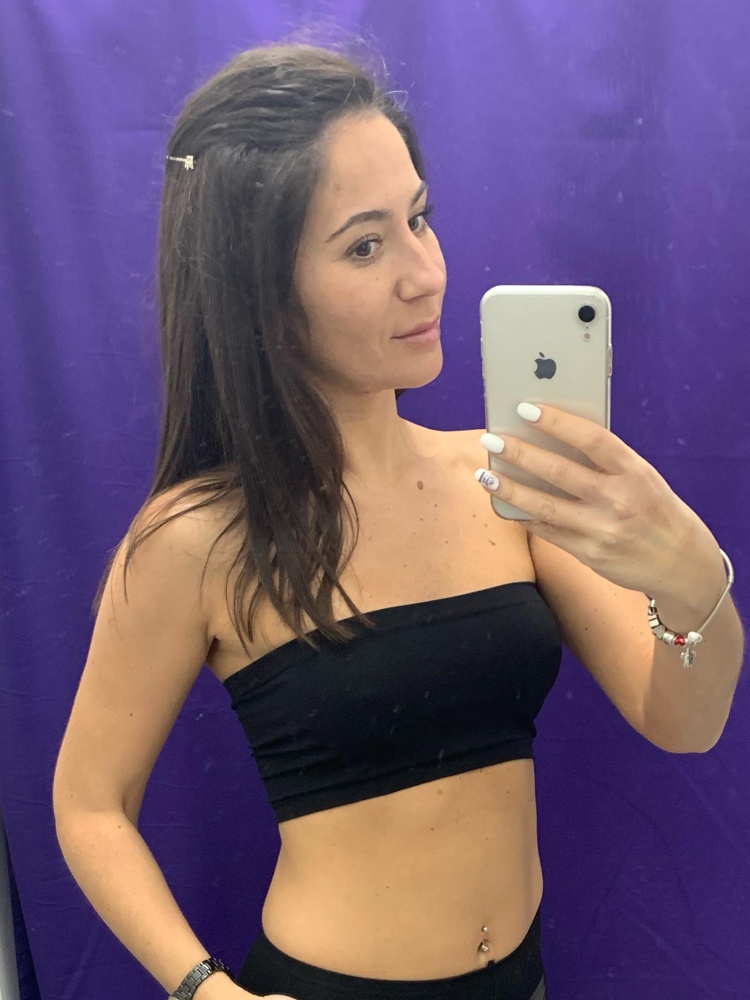 Приятный трикотаж, размер подошёл. Не знаю как будет в носке, читала что сваливается. В примерке нормально. Если размер меньше брать, то у подмышек туго будет, складки кожи. Не красиво будет. Брала под прозрачный боди. Да и просто носить, люблю такие, вместо лифчика 😉