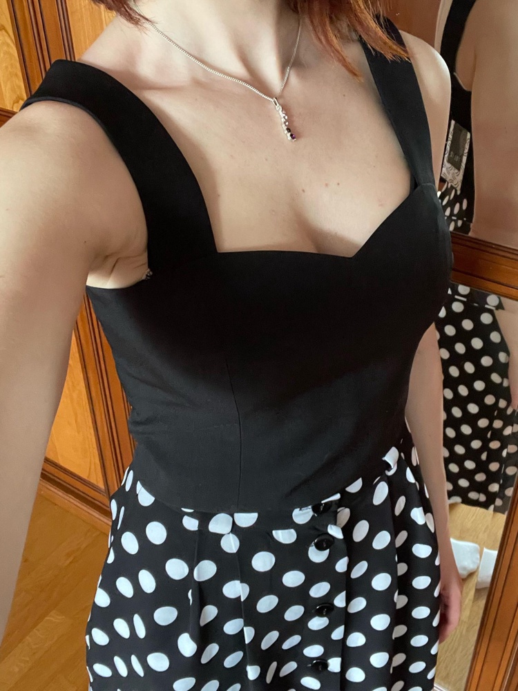 Ставлю 4, спадают лямки - поэтому возврат. Перепробовала с разными лифчиками, все равно слетают. Подшить очень сложно 