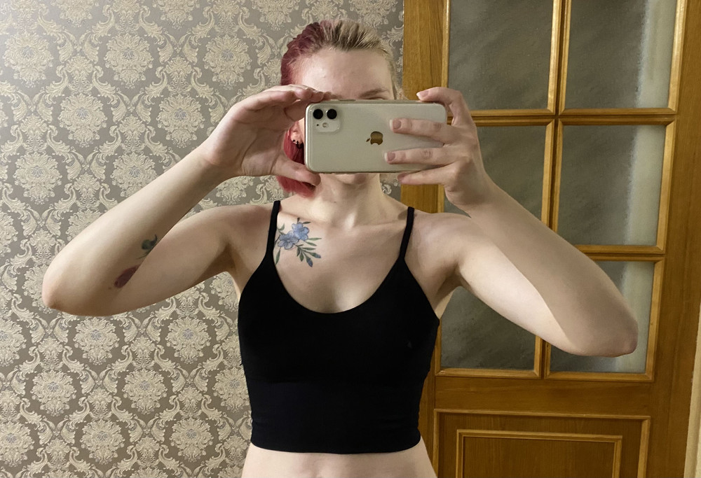 Заказывала чёрный и белый топы, всё супер. По размеру отлично. У белого довольно сильно просвечивают вставки, наверно его буду без них носить. Также у белого чуть мягче ткань и чуть больше тянется. Вставки немного мятые, но это поправимо. А ещё обнаружила, что они точно такие же, как мой старый оранжевый топ, даже вставки с такими же сердечками 😅