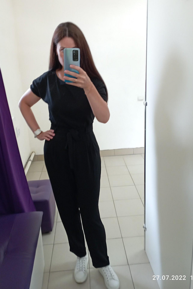 Афигенный комбез, просто не ожидала. На рост 174 нигде ничего не тянет, не врезается, длина отлично! Сзади очень красиво сидит, смотрится круто! Прям удивлена, как на меня сшит! Размер в размер, у меня бедра 100.