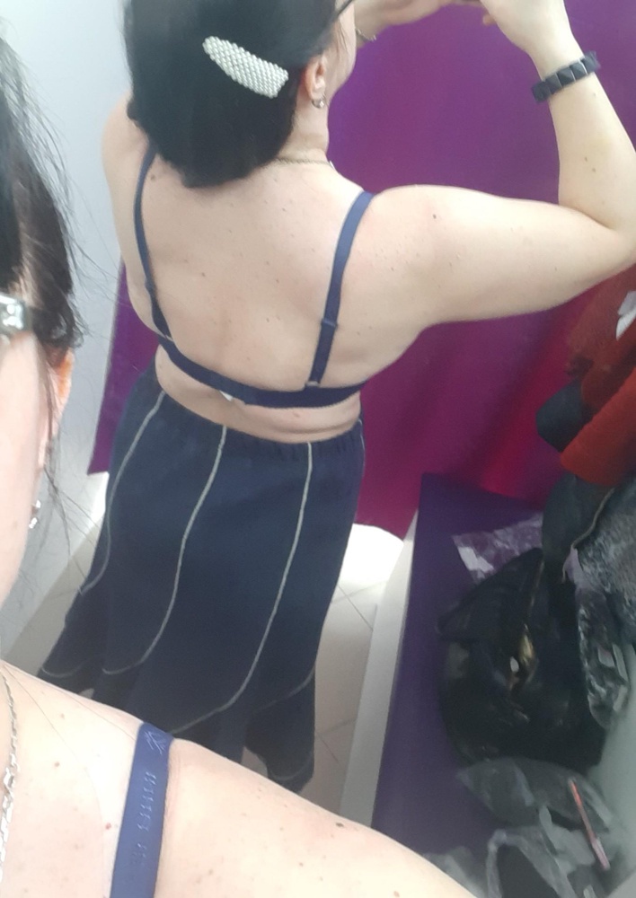 Классный бюстгальтер, но очень туго, что видно на фото,не угадала с объёмом. Хорошо сшито, ткань кружево и ткань как для купальника. Попробую заказать побольше в объёме. Очень красиво смотрится, чашечки удобные грудь чувствует себя комфортно. Цвет яркий.