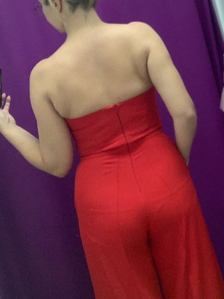 Очень классный! Ткань плотная, приятная. Сшит очень аккуратно, идеальная длина и идеальный плавный ход молнии. Соответствует размеру. Сел прекрасно. Скрыл жировые складочки. Возврат только потому, что не придумала с каким бельём носить. Сама корсетная часть (лиф) недостаточно жёсткая, чтобы обеспечить поддержку груди, а отсутствие хоть какого-нибудь стрейча не даёт эффекта прилегания, бюстгалтер постоянно вылезает выше линии лифа. Словом, в нем только красиво стоять. Под тяжестью груди при малейшем движении происходит «оползень».