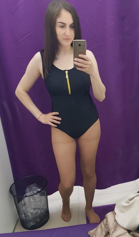 На ощупь мне понравился, исполнение тоже аккуратное. Что касается размера, так как кто-то успел купить мой 46, который мне размерная сетка предписывала, решила попытать удачу на 44. Смотрится хорошо, но чуда не произошло: он в длину мал , тянет очень. Мой рост 164, об 96, от 78, ог 95. По ощущениям 44 сидит прям вообще внатяг, но в то же время попу на части не режет, в плечи не впивается. Спасибо всем за отзывы с фото, без них не стала бы заказывать этот купальник.  Буду ждать появления своего размера