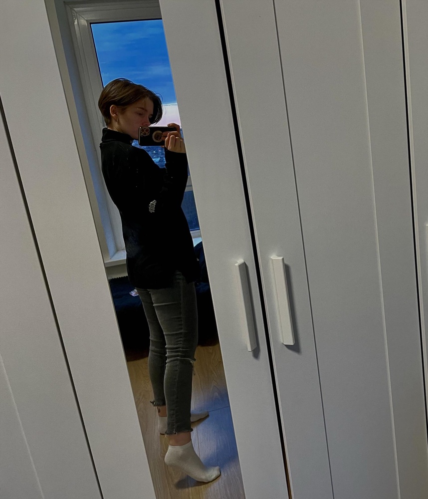 На мои 48 кг и рост 160 села вроде хорошо, не длинная, ткань достаточно плотная держит форму, надписи и нашивки все целые, без трещин. Хотелось бы чуть уже горло, но взяла и так самый маленький размер. Спасибо!