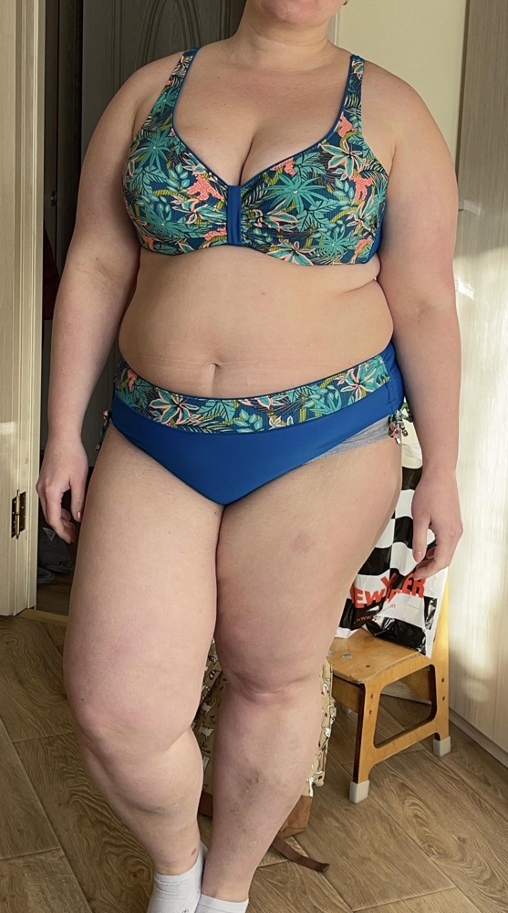 Понравился, маловерии на размер где то , хорошо поддерживает грудь и живот 