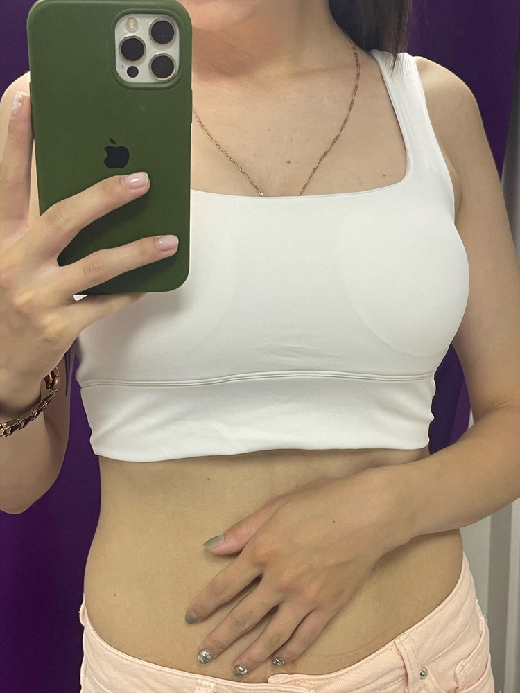 Приятный топ, ткань супер, все мне очень понравилось, но очень уж видно кружочки, видимо ткань просвечивает, очень жаль( поэтому отказ 🤷🏻‍♀️