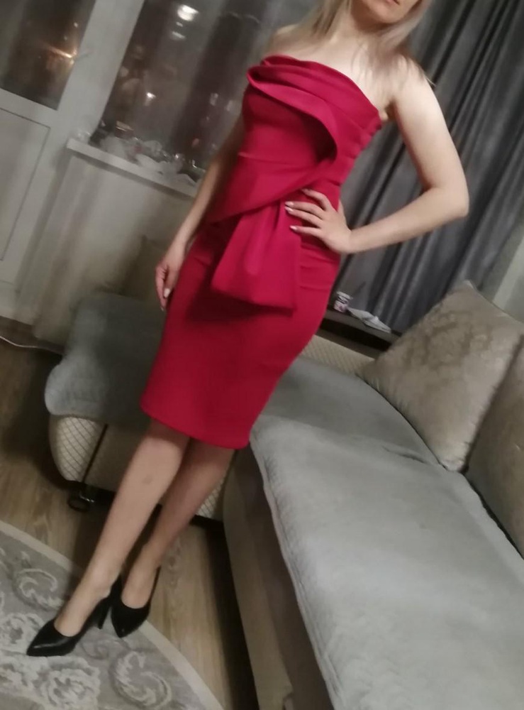 Платье красивое . Смотрится хорошо. Но на спине тапорщиться , размер мой . Оставила .