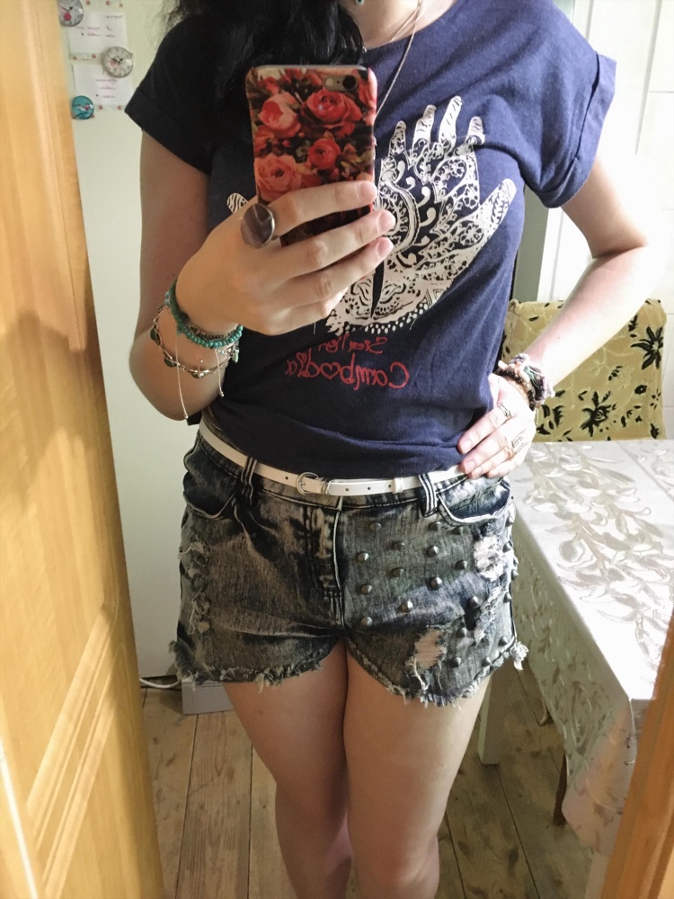 Отличнейший поясок! 🤩⭐️✨ Стильный, тоненький, хорошо держит, красивая пряжка, белый цвет как я и хотела 😘 Под летние шорты самое то 👍🏻 Убрала лишнюю длину: открутила болтик, отрезала лишнюю часть пояса, сделала шилом дырку, обратно закрутила болтик. И красота! ♥️🥰 К покупке однозначно рекомендую 💝