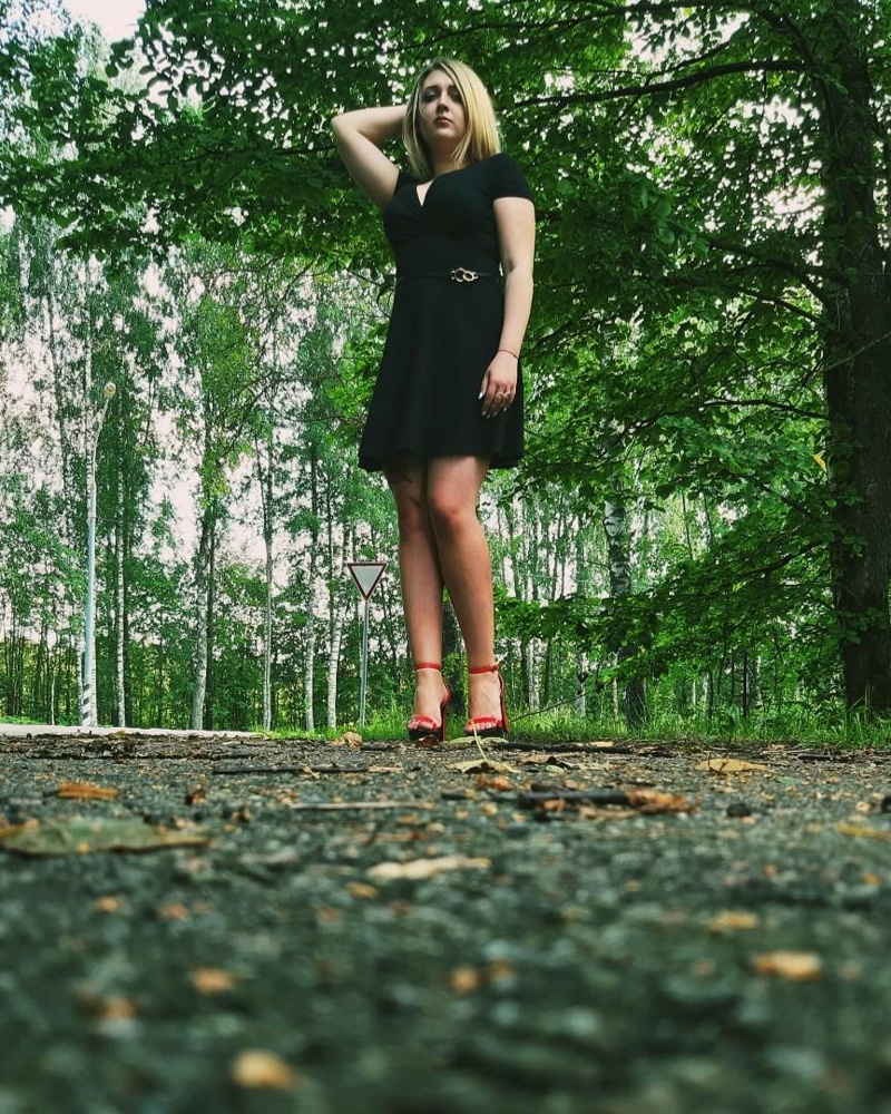 Платье очень понравилось. Первое заказала чёрное,походила и заказала еще хаки,фуксию. Ткань приятная,сидит по фигуре.