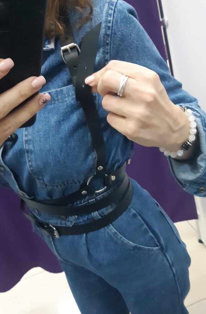 Портупея отличная,кожа,размер ок,хотя какая разница всё равно всё регулируется небольшой запах,и единственное что,при носке покрасила мне белую рубашку черными полосами🙈теперь задумалась такая уж ли она хорошая...и будет ли красить так мне вещи?и что с этим делать...