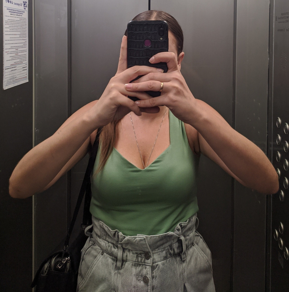 Вырез у топа красивейший. Очень женственный. Качество ткани прекрасное, материал в меру плотный, после стирки не деформируется. Материал приятный к телу. По фигуре садится прекрасно. Купила уже 3 штуки. Очень удачное вложение в гардероб, на мой взгляд. В топе и летом не жарко и комфортно, и на холодное время года пригодится под верхнюю одежду.