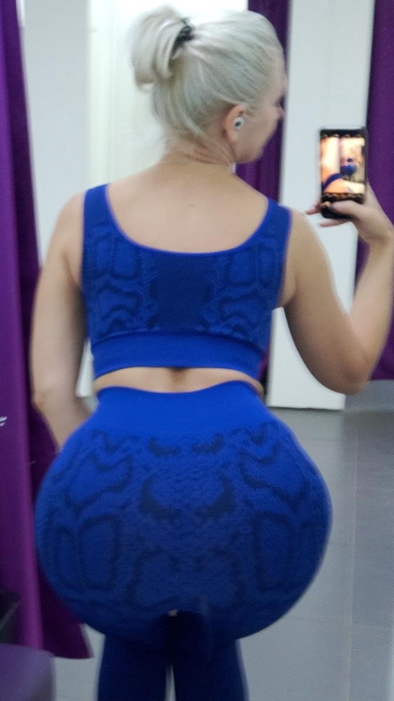 Очень нравятся ! Красивый, яркий интересный принт. На рост 174 длина нормальная, тайтсы отлично утягивают. Плотность нормальная, не светится!!! Есть чашка в топе, хорошо держит форму груди. Рекомендую.