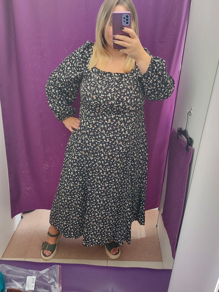 Очень красивое,материал синтетика но легкий. Скрывает недостатки фигуры. Мне мало в груди,очень не удобно. А если взять больше на размер ,то будут спадать рукава. Платье просто бомба.