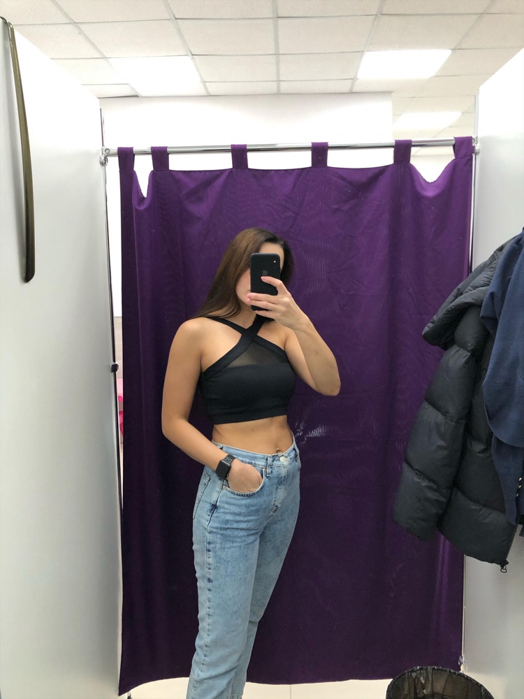 Красивый, плотный топ. На грудь 90 хорошо сел размер М. Можно в спортзал, хорошая поддержка, можно и с джинсами. 