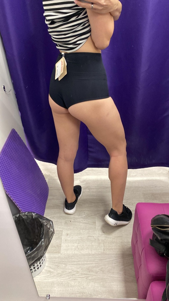 Плотные, на животе хорошо сидят. Правда, думала что попа будет чуть более открытая - наверное, просто попу побольше надо иметь для такого эффекта))