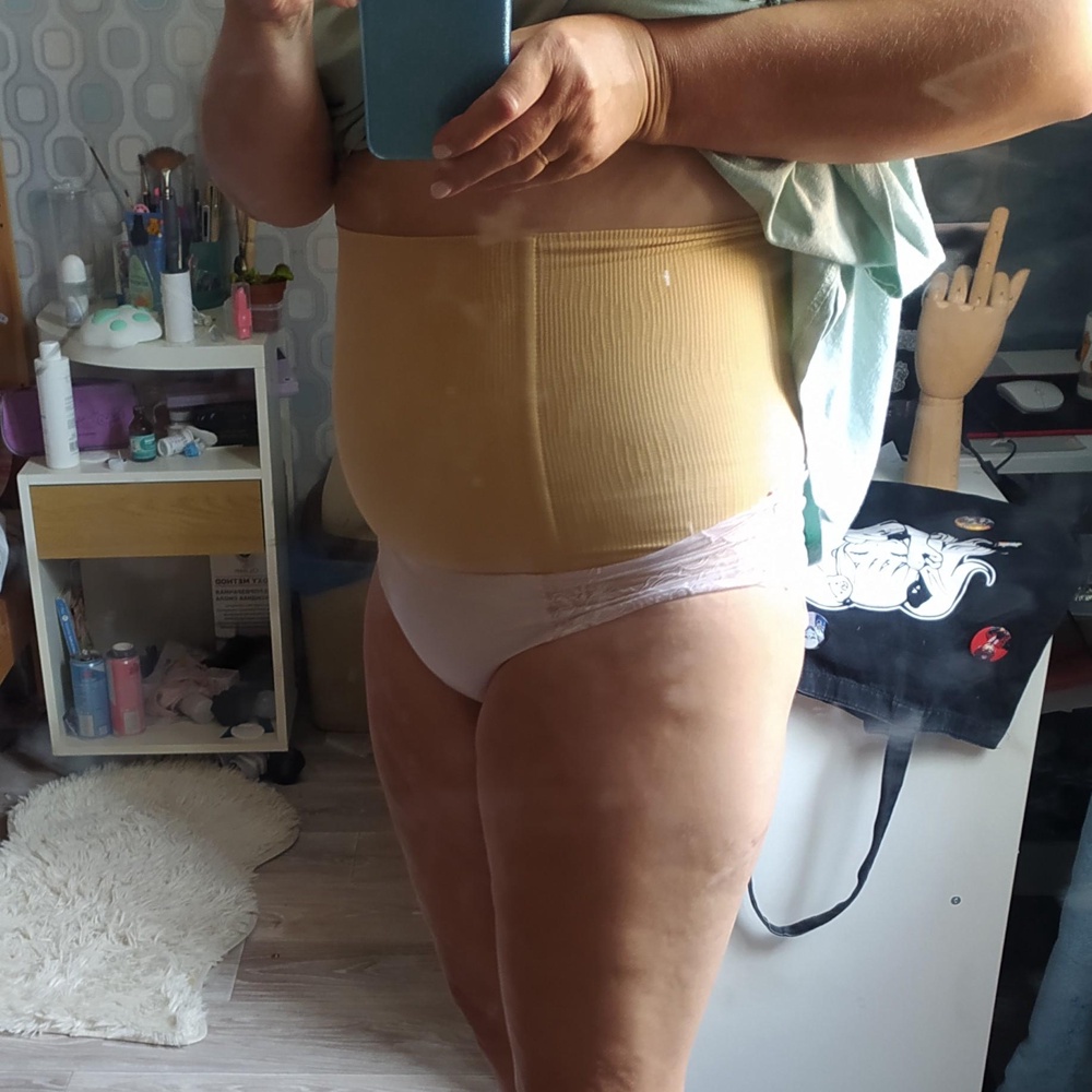 Отличный бандаж! Дышащий, эластичный, утяжка сильная, размер подошёл на 100%. Очень довольна покупкой.