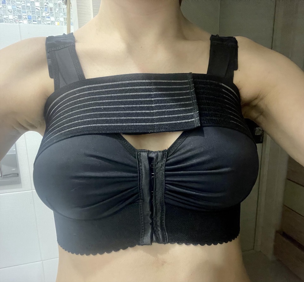 Хороший топ , за такую цену , есть свои недочеты , лента над грудью режет подмышки , нет хлопковых вставок на местах швов и в районе сосков (на белье подороже это предусмотрено) эти швы на белье вызывают зуд , идёт в размер , подошло по размерной сетке производителя , компрессия слабже, чем у фирмы виаджо, этот лиф взяла на смену , пока тот сохнет , поэтому норм 