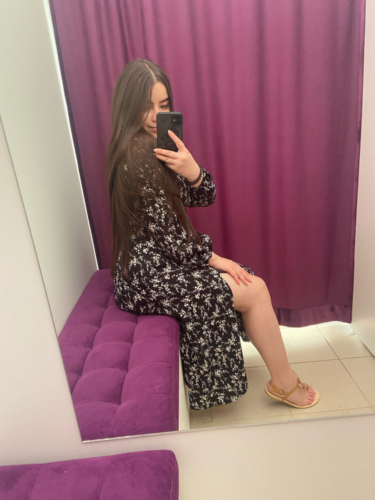 Платье офигенное🥰, хорошо село по фигуре, но блин, на рукавах немного торчат нитки, но это не критично 