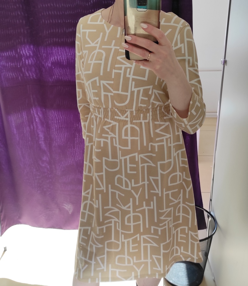 Достаточно хорошее платье, мне просто не подошёл цвет. 