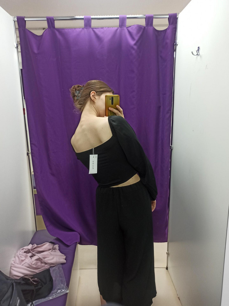 Очень красивая блузка, выглядит дороже своей цены. Взяла размер s из-за маленькой груди, но грудная клетка большая. Молнию с этим фактом было застегнуть очень непросто, но возможно. Вещь всё-таки не на каждый день.
Материал очень лёгкий и приятный, в такой блузе будет комфортно в жару. Резинки очень крепкие, но не давят.