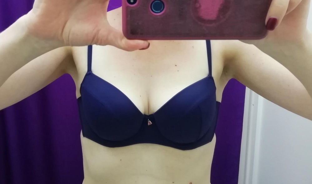 Меня всё устроило, и качество пошива, и как сидит лиф. ОГ у меня 95, под грудью 82, 100% в размер. Ничего нигде не стягивает, застежка надежная, при закрытии щелчок, пришёл в упаковочном пакете, на вешалке. Спасибо производителю, буду заказывать ещё в другом цвете.