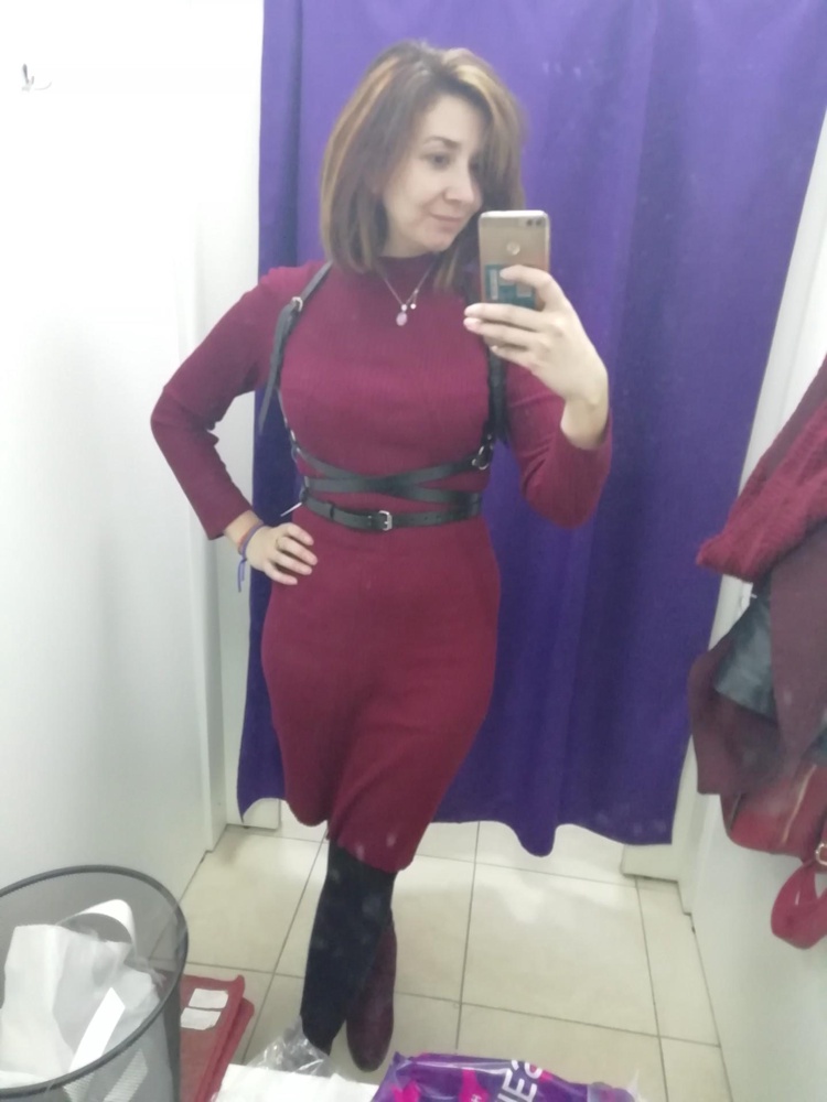 Бомбическая портупея!
Подчёркивает грудь и талию. Я в восторге.
Выбирала между 2х. Параллельно пописывая и высылая фотки подруге.
Выбрала эту. Потому что эффектно. Уже продумала образы.
Классная! Натуральная кожа. С разу видно что качественно.
Прилигает плотно, ремни не жмут, есть возможность регулировать.