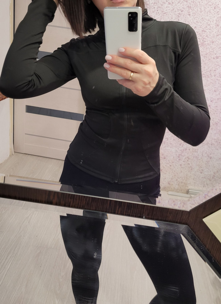 Очень клевая, материал тонкий,но не просвечивает. Для зала отлично, маломерит. На свой 42 я оставила  L. М-ка прям в обтяг и короче,мне не комфортно.