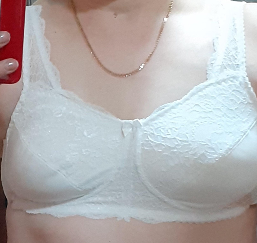 Очень классный бюстгалтер: приятный к телу, мягкий. Добавила в кармашки чашечки, так как грудь маленькая (протез Basic 2S size 3), опускается вниз кармашка бюстгалтера и отличается от собственной груди. У меня обхват под грудью 92, купила размер 80 А и не прогадала. Сел отлично, нигде не жмет