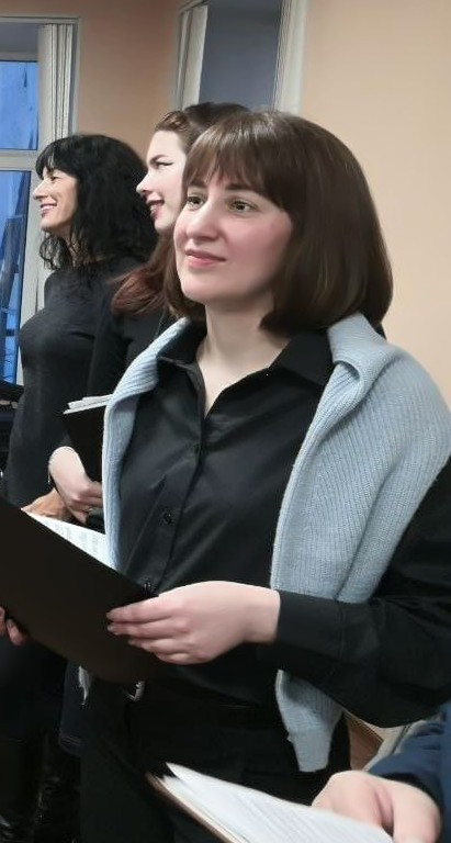 Рубашка мне очень понравилась, купила и белую, и чёрную. Ткань приятная к телу, гладится хорошо, мнётся умеренно. Пошив качественный. Посадка оверсайз, на мой вкус - то что нужно 👍 Воротничок красиво смотрится, в оффлайн магазинах такой не вдруг найдёшь. Спасибо производителю! ♥️