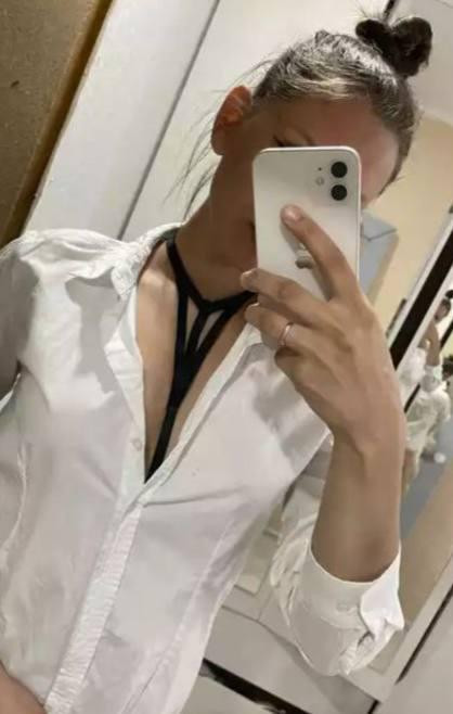 Простая и красивая, хорошо сидит. Множество регулировок, можно подогнать под любой размер. Все понравилось