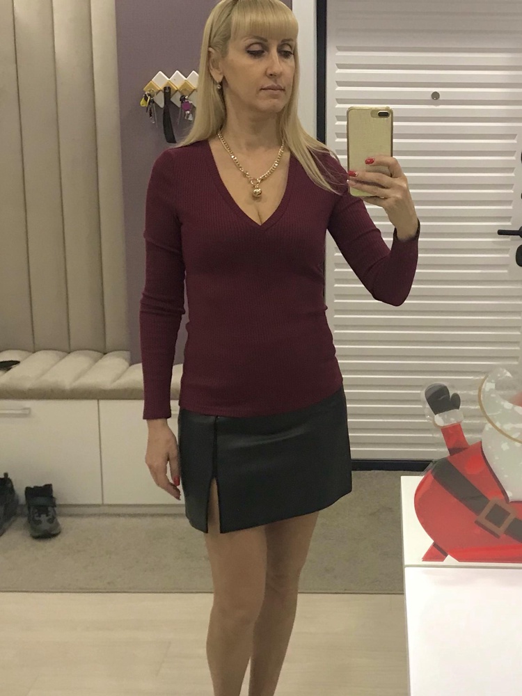 Хороший лонг. На ОГ 85 и ОТ 73 сел неплохо, в обтяжку, но не перетягивает. Плечи на месте, спина не пузырится. Качество понравилось. 