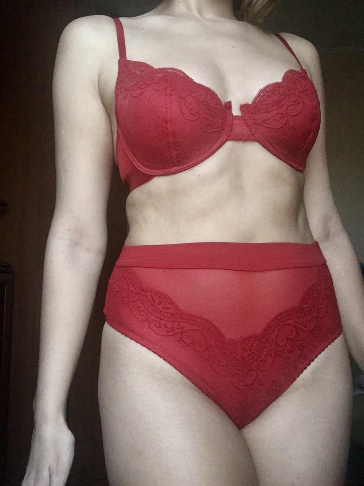 Чашка В идёт на привычную С , благодаря отзывам перезаказала . Выкупила при цене ~600₽ , дороже брать не советовала бы . Сидит достаточно хорошо ! После нескольких стирок дополню отзыв ;) 